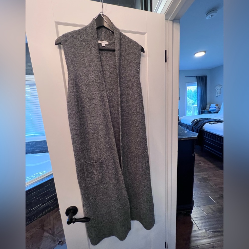 Duster vest knit with pockets